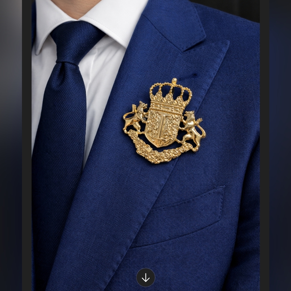Ivana‎ Gold Crest Brooch